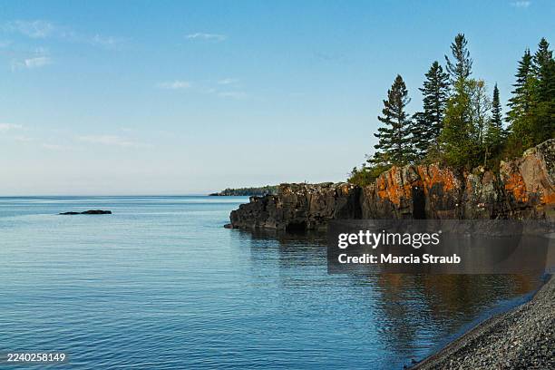 far north rocky lake shore of lake superior - great lakes stock pictures, royalty-free photos & images