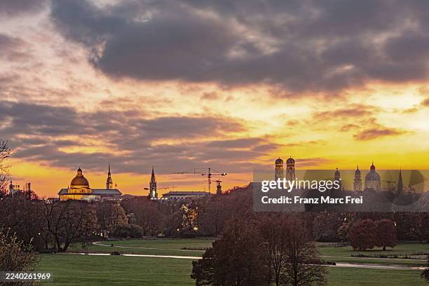 idyllic cityscape - englischer garten stock-fotos und bilder