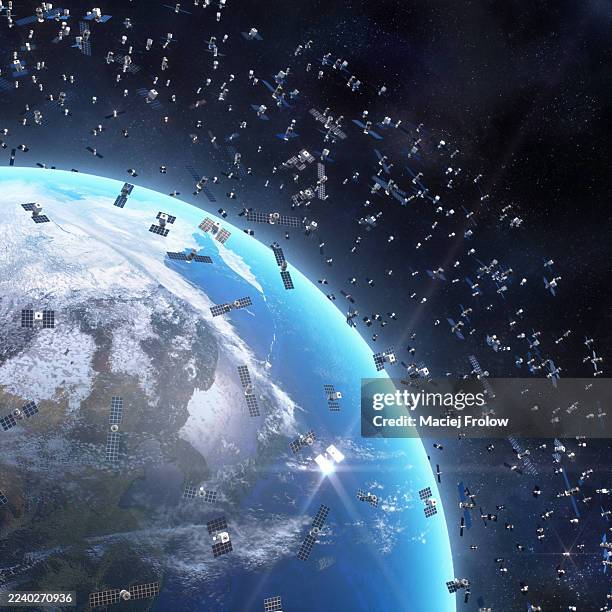 hundreds of satellites orbiting over earth - transmissão via satélite - fotografias e filmes do acervo