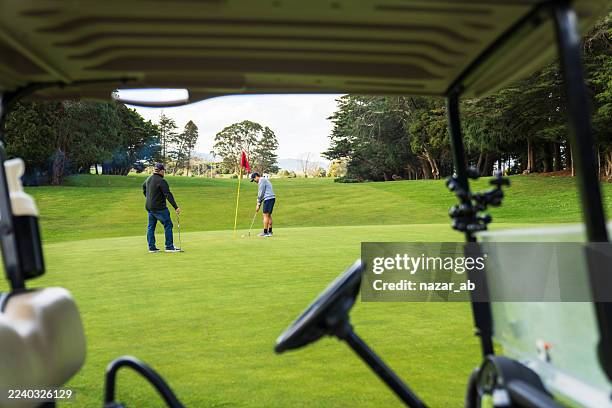 golftraining mit zwei spielern. - country club stock-fotos und bilder