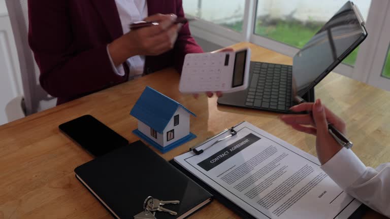 https://media.gettyimages.com/id/2240410998/video/a-female-real-estate-agent-presents-a-house-or-property-and-explains-the-advantages-of-buying.jpg?b=1&s=640x640&k=20&c=P9aoPc3e3P5OUt3ALAYnaogmEPV5ghrVCrKKQUqnVAk=