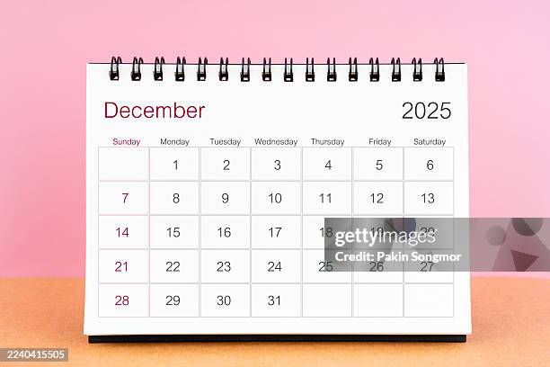 december desk calendar for 2025 year stand on pink color background. - décembre photos et images de collection