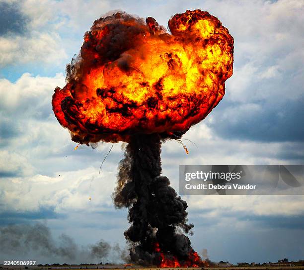 explosion fireball - bombardeamento imagens e fotografias de stock