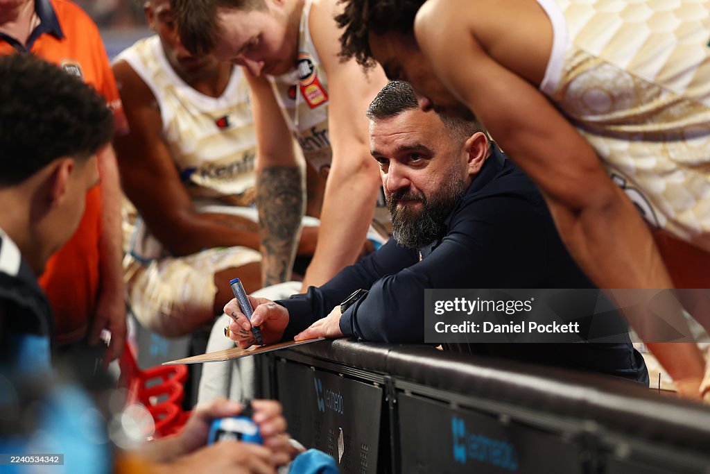NBL Rd 4 - Melbourne United v Cairns Taipans