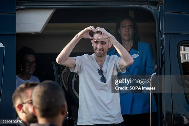 The hostage Avintan Or, who was released from Hamas captivity after spending time in the Hamas tunnels, made a heart gesture to the friends who came...