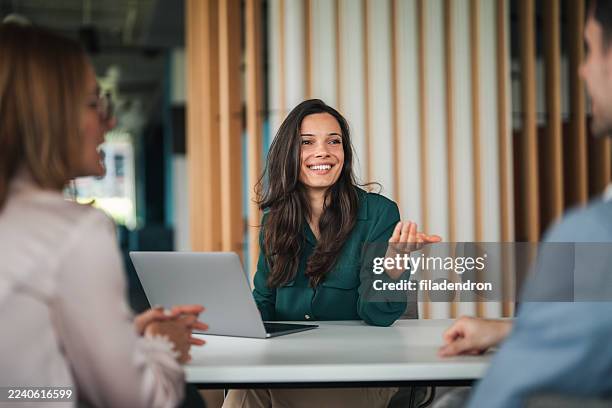 incontro con i clienti con i consulenti - recruiter foto e immagini stock