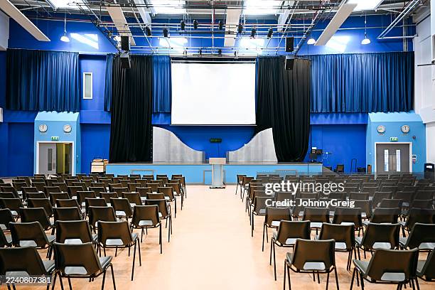 aula der sekundarschule mit bühne - aula stock-fotos und bilder