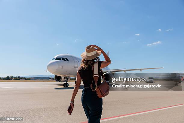frau auf ausreißer am flughafen - flugpassagier stock-fotos und bilder
