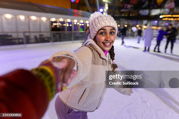 hold my hand - ijsbaan stockfoto's en -beelden