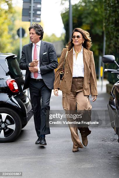 Guests arrive at the Veronica Marucci Chapeaux Lunch event "Ribot Chapeau" at Ribot Restaurant wearing on the left a white suit, a pink printed tie,...