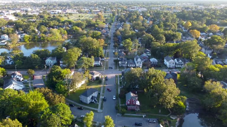 https://media.gettyimages.com/id/2241041371/video/norfolk-virginia-waterfront-neighborhoods.jpg?b=1&s=640x640&k=20&c=JzmC6K8ernzhBN-mcSyl79USLX0nNbZuc5gu0JwilFM=
