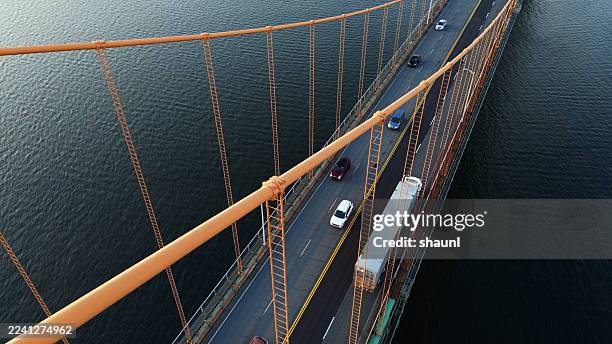 puente de cruce de semirremolques - puente colgante fotografías e imágenes de stock