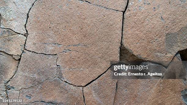 cracked natural rock texture forming an abstract background - resiliencia fotografías e imágenes de stock
