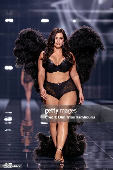 Victoria's Secret Fashion Show 2025 - Runway Victoria's Secret Fashion Show 2025 - Runway