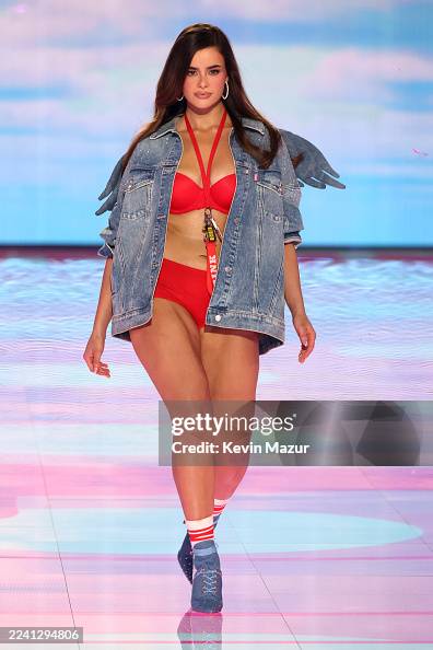 Victoria's Secret Fashion Show 2025 - Runway Victoria's Secret Fashion Show 2025 - Runway