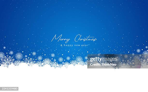 schneehintergrund. winterblauer himmel. weihnachtshintergrund. fallender schnee. wald im schnee. - schneewehe stock-grafiken, -clipart, -cartoons und -symbole
