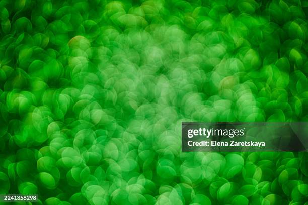 bright green bokeh background with soft circular light orbs for visual design projects - iluminación gobo fotografías e imágenes de stock