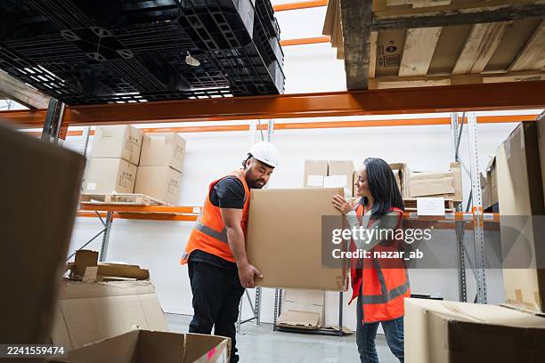 heben, tragen, organisieren, effizienz des lagers. - box lifting technique stock-fotos und bilder