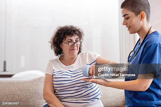 physical therapy helps seniors maintain independence by improving muscle strength, balance, coordination, and flexibility. it also helps prevent falls and injuries, manage pain, and accelerate recovery from illnesses or injuries. - ischemische beroerte stockfoto's en -beelden