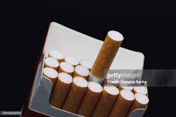cigarettes - sigaretta foto e immagini stock