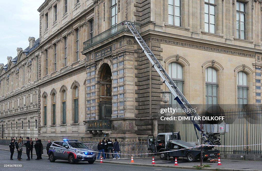 TOPSHOT-FRANCE-MUSEUM-ROBBERY
