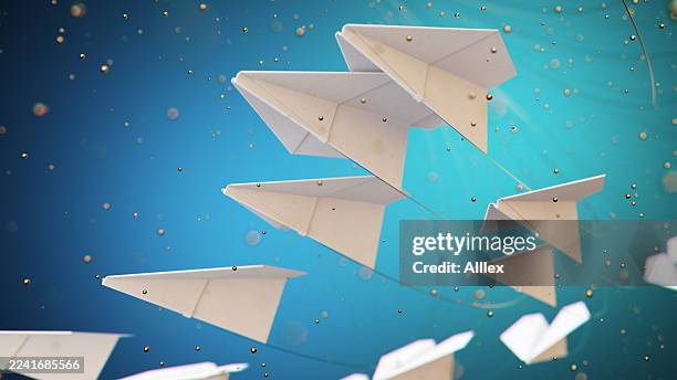 aviones de papel dinámicos volando en un cielo azul brillante con orbes dorados y confeti - fondo turquesa fotografías e imágenes de stock