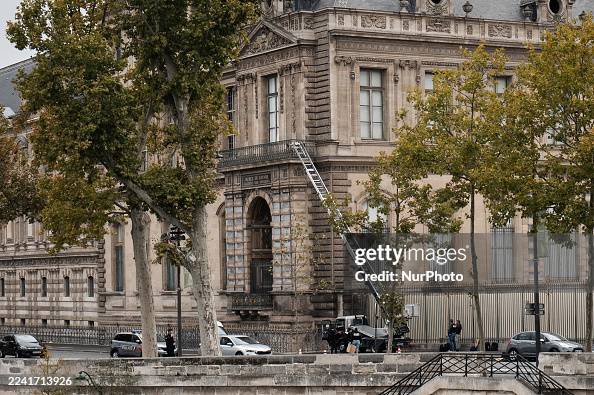 Louvre Museum In Paris Closed After Robbery Louvre Museum In Paris Closed After Robbery