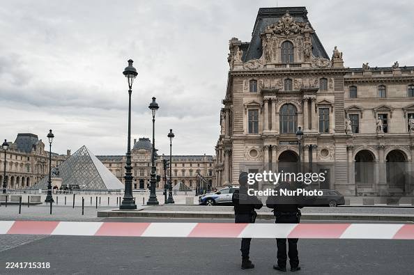 Louvre Museum In Paris Closed After Robbery Louvre Museum In Paris Closed After Robbery