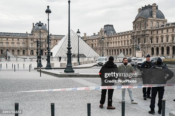 Louvre Museum In Paris Closed After Robbery Louvre Museum In Paris Closed After Robbery