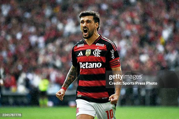 Giorgian de Arrascaeta of Flamengo celebrates after scoring the team's first goal during a Brasileirao 2025 match between Flamengo and Palmeiras at...