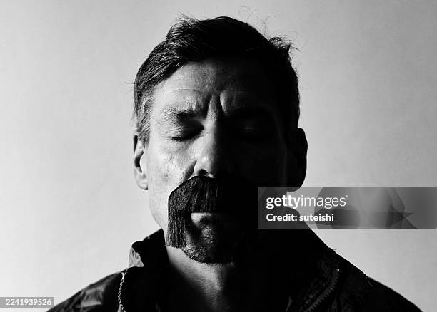 le jeu de l’identité. - masculinité moderne photos et images de collection