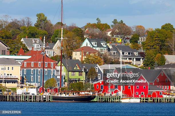 village de pêcheurs de la nouvelle-écosse - lunenburg-nova-scotia photos et images de collection