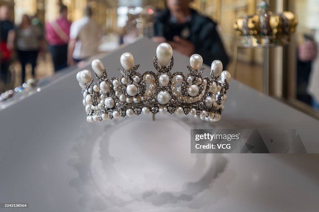 Jewels Stolen In Raid On Louvre Museum In Paris