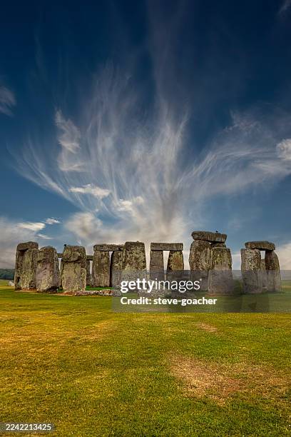 fine, wispy cirrus clouds over the historically important site at stonehenge in wiltshire, england. - stonehenge stock pictures, royalty-free photos & images