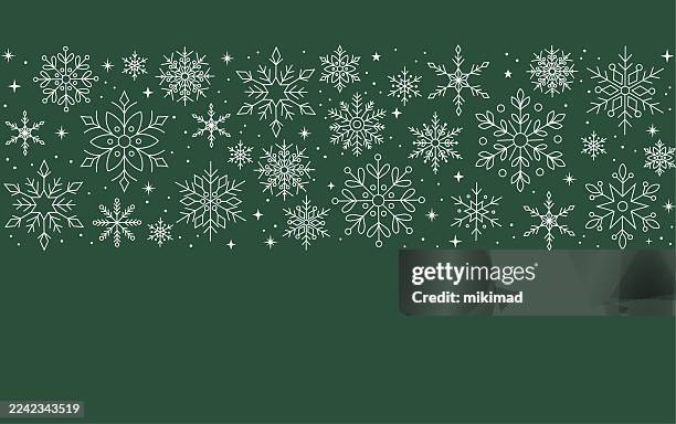 festlicher schneeflocken-header auf grünem hintergrund. weihnachtlicher hintergrund. glückwunschkarte. vektor eps10. - dachbalken stock-grafiken, -clipart, -cartoons und -symbole