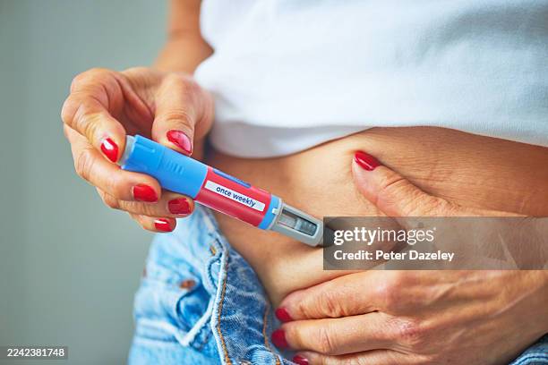 ozempic injection pen with mature woman. - injecteren stockfoto's en -beelden