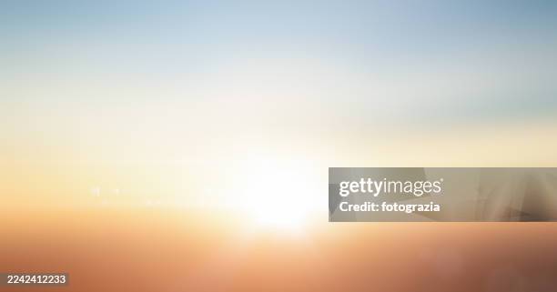golden sunrise light over horizon gradient - sonnenaufgang stock-fotos und bilder