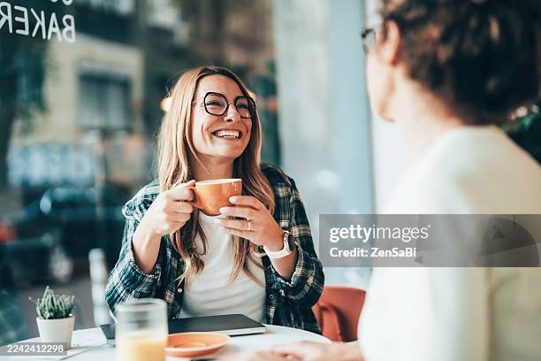 amici che discutono di idee davanti a un caffè - bevanda calda foto e immagini stock