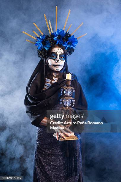 la catrina. un personnage emblématique, élégant et sophistiqué des célébrations du jour des morts au mexique, affichant ses couleurs et son élégance, reflétant la belle tradition annuelle de la culture mexicaine. - la calavera catrina photos et images de collection