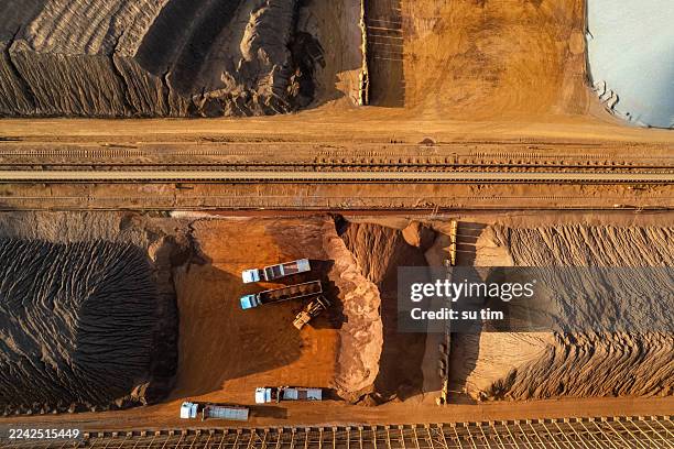 vista aérea de vehículos de ingeniería trabajando en minas de metales no ferrosos - mina abierta fotografías e imágenes de stock