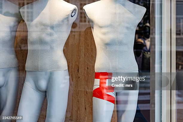 mannequins in the shop window - schaufensterbummel stock-fotos und bilder