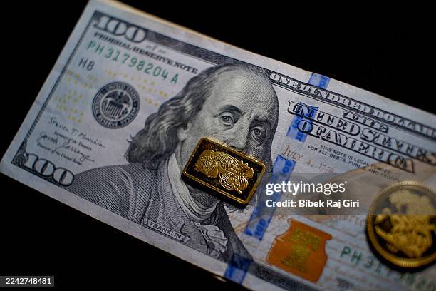 gold price crashes, what about currency? - stock market crash stock pictures, royalty-free photos & images
