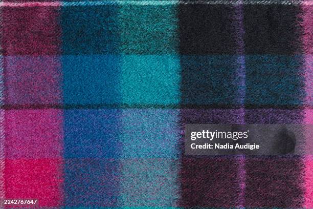 lamb wool pink and green tartan background - sjaal stockfoto's en -beelden