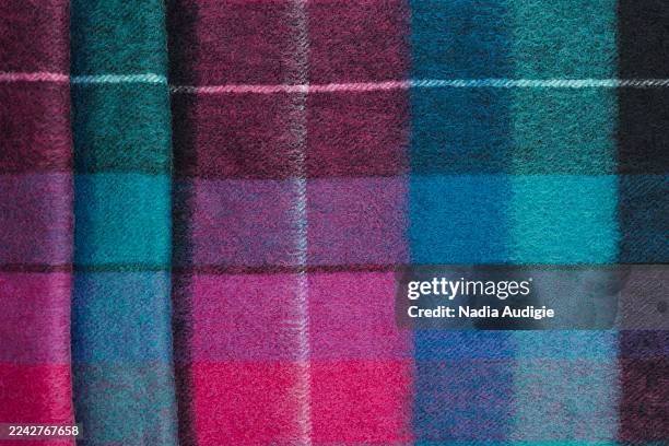 lamb wool pink and green tartan background - sjaal stockfoto's en -beelden