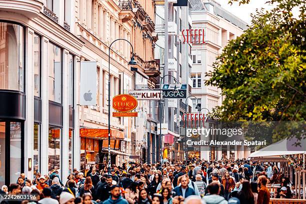 crowds of people shopping in vienna old town, austria - fußgängerzone stock-fotos und bilder
