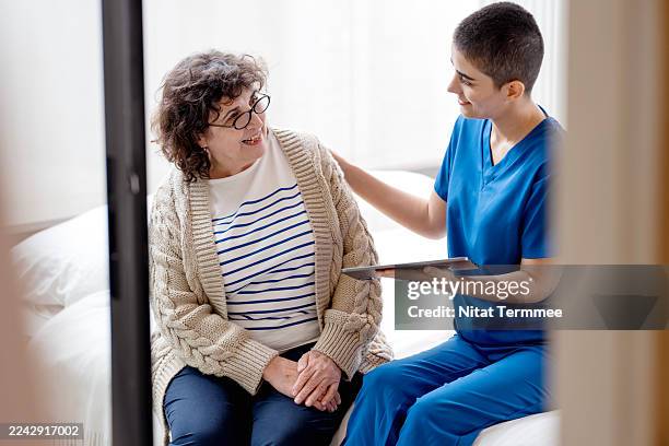 seniors can receive support for daily tasks, personal care, and basic medical needs while remaining in the comfort of their own homes through home care services. - ischemische beroerte stockfoto's en -beelden