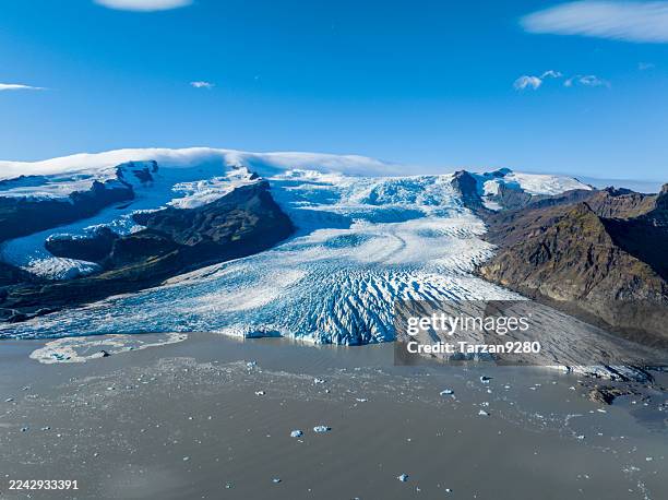 le point de vue du drone de la lagune glaciaire de jökulsárlón, islande - vatnajokull photos et images de collection