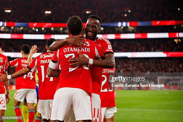 Dodi Lukebakio of SL Benfica celebrates his teammate Nicolás Otamendi's goal during the Primeira Liga match between SL Benfica and FC Arouca at...