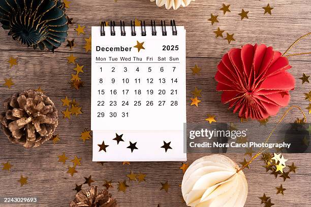 december 2025 desk calendar - diciembre fotografías e imágenes de stock