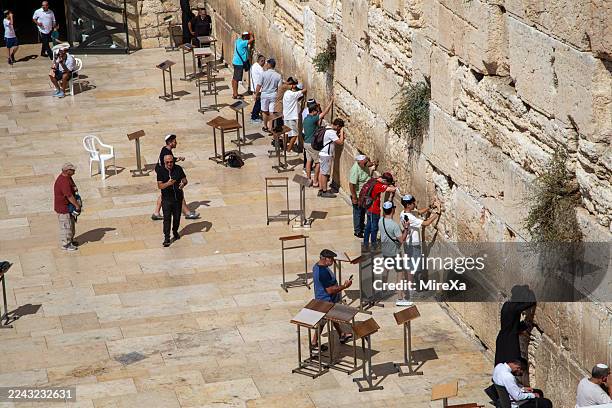 men praying at jerusalem's western wall - jerusalem old city stock pictures, royalty-free photos & images